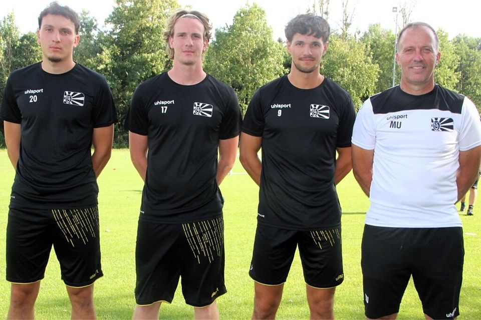 Die Neuzugänge des FC 08 Villingen: Jan Babic, Louis Leberer und Dominik Emminger mit Trainer Matthias Uhing (von links). 