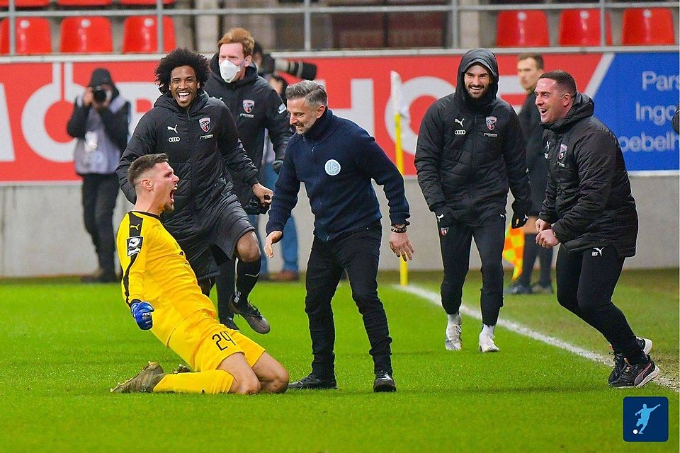 Ingolstadts Torhüter Fabijan Buntic (li.) erzielte in der Nachspielzeit den Ausgleichstreffer 