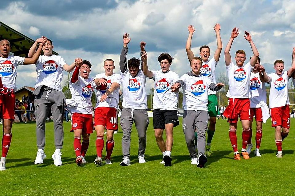 Die Meister-T-Shirts waren schon bedruckt. Haching schließt die Regionalliga Bayern als Erster ab und ist damit auch Bayerischer Amateur-Meister.