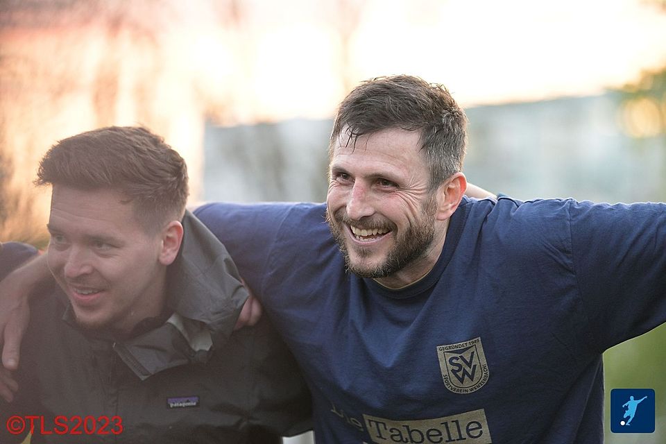 Im Moment des größten Triumphes: Nico Beigang (r.) führte die Wenzenbacher Mannschaft im vergangenen Mai als Meister in die Bezirksliga.