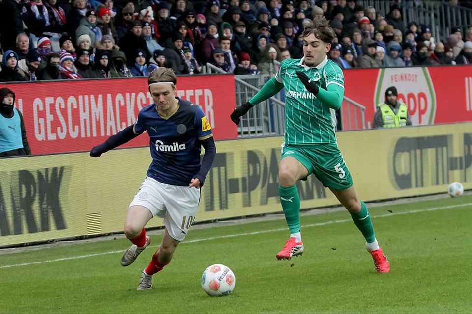 Jonas Therkelsen (li., Holstein Kiel) im Spiel gegen die SpVgg Greuther Fürth. 