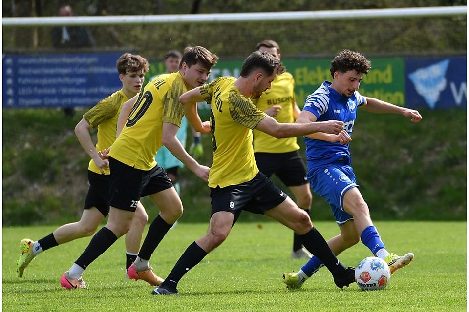 Die Mannschaft des SC Wyhl um Spielertrainer Frederick Polzer (Mitte) entscheidet das Spitzenspiel der Landesliga bei der SpVgg. Gundelfingen/Wildtal (recht Mike Grüner) mit 1:0 für sich. Die Mannschaft des SC Wyhl um Spielertrainer Frederick Polzer (Mitte) entscheidet das Spitzenspiel der Landesliga bei der SpVgg. Gundelfingen/Wildtal (recht Mike Grüner) mit 1:0 für sich.