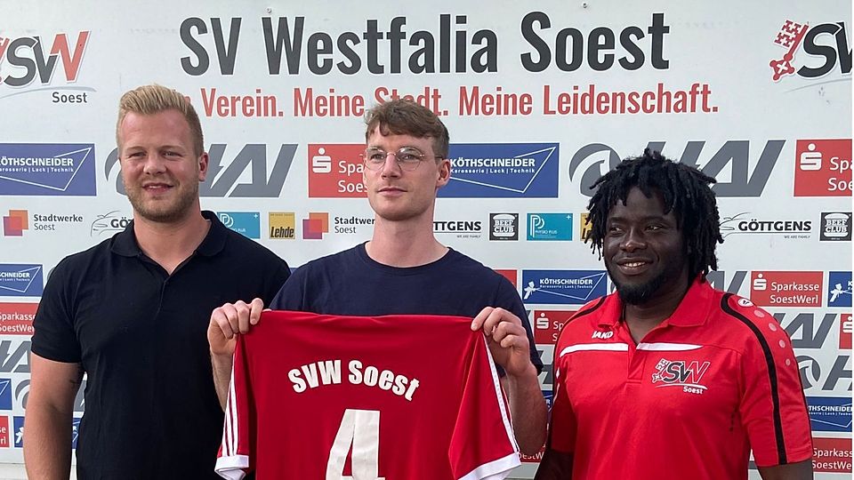 (v. l.): Dustin Hamel (Sportlicher Leiter), Bennet Eickhoff und Ibou Mbaye (Coach SV Westfalia Soest)