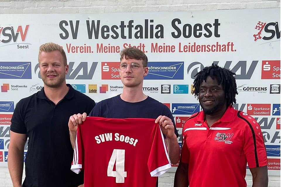 (v. l.): Dustin Hamel (Sportlicher Leiter), Bennet Eickhoff und Ibou Mbaye (Coach SV Westfalia Soest)