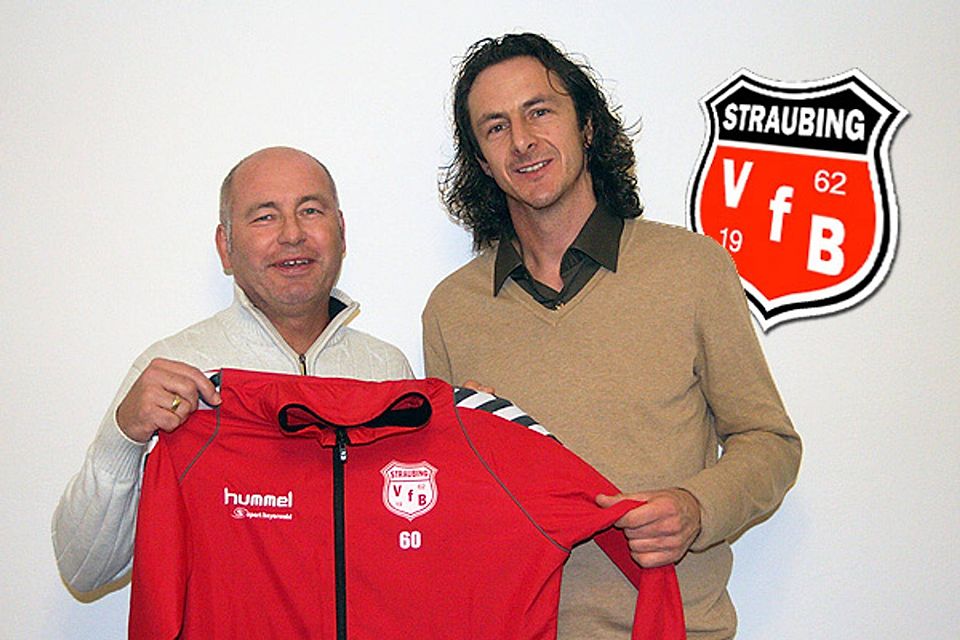 VfB-Vorstand Manfred Schötz (li.) heißt Axel Dichtl Willkommen Foto: Michael Wagner VfB-Vorstand Manfred Schötz (li.) heißt Axel Dichtl Willkommen Foto: Michael Wagner