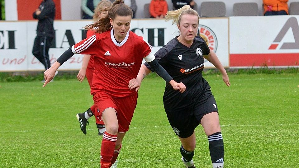 Eine Spielführerin, die voran geht: Johanna Draude (in Rot) traf zwei Mal per Elfmeter gegen Neuried.