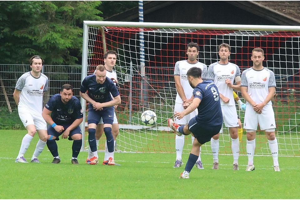Unter Wert geschlagen wurde der ASC Geretsried um (blaue Trikots, v.li.) Spielertrainer Tasso Lasidis, Florian Krone und Jordanis Michos beim 0:4 gegen Kreuth. Die Niederlage besiegelte den Abstieg der „Adler“. Unter Wert geschlagen wurde der ASC Geretsried um (blaue Trikots, v.li.) Spielertrainer Tasso Lasidis, Florian Krone und Jordanis Michos beim 0:4 gegen Kreuth. Die Niederlage besiegelte den Abstieg der „Adler“.