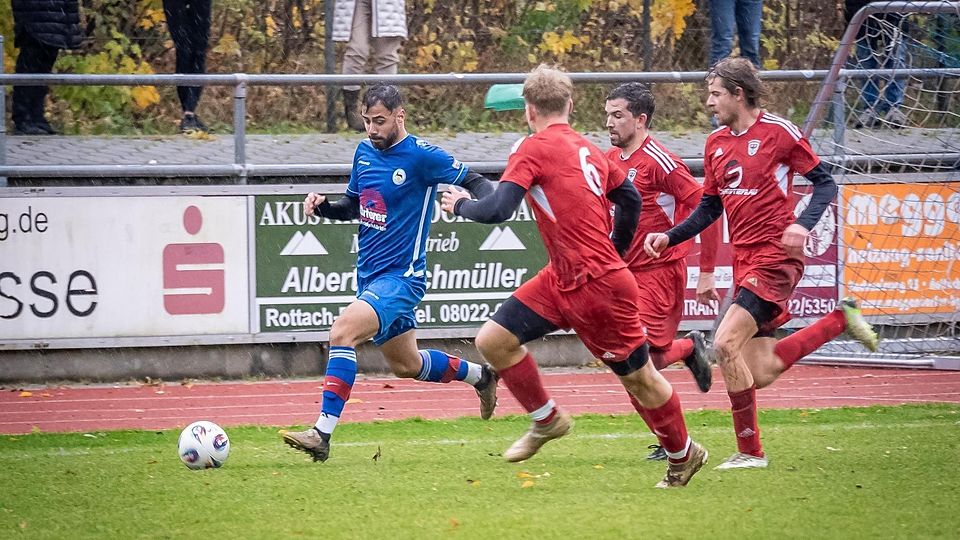 Fußball Kreisklasse_FC Rottach-Egern - SG Hausham  -  FC 7 Samet Yilmazer // SG 6 Tom Majdic; 7 Niklas Steiger; 8 Benedikt Buechl_mk