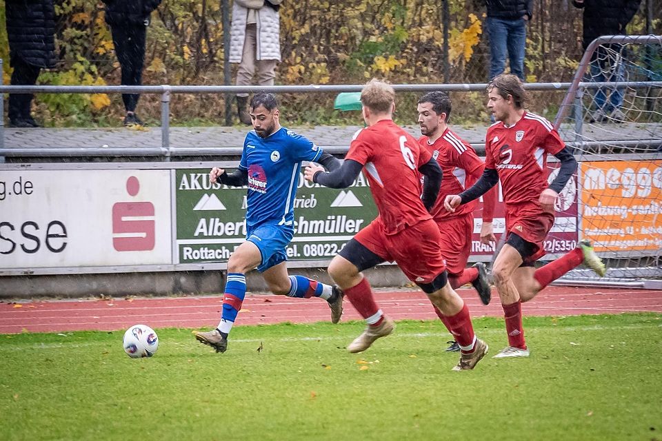 Fußball Kreisklasse_FC Rottach-Egern - SG Hausham  -  FC 7 Samet Yilmazer // SG 6 Tom Majdic; 7 Niklas Steiger; 8 Benedikt Buechl_mk