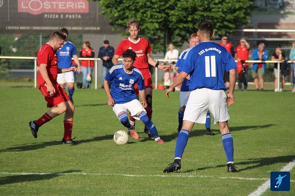 In einer Neuauflage des Relegationsspiels vom 16. Mai dieses Jahres prallen die beiden Kreisligareserven aus Schmidmühlen (in Rot) und Rosenberg (in Blau-Weiss) aufeinander. Der SVS gewann damals mit 2:0.