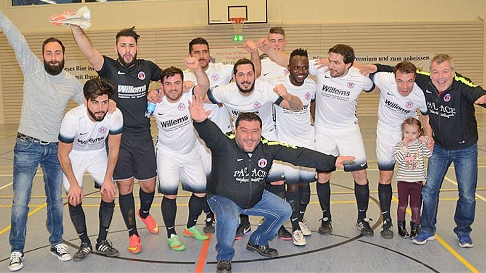 Riesig war die Freude beim SV Türkgücü Königsbrunn, nachdem die Brunnenstädter den Bezirksligisten TSV Gersthofen im Endspiel besiegt hatten.  Foto: Reinhold Radloff