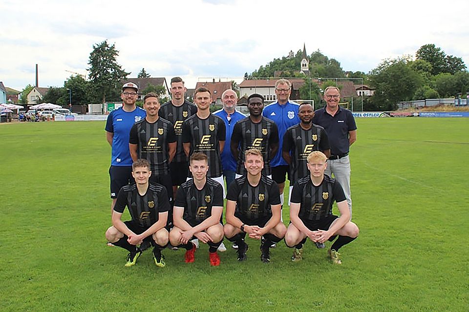 Stehend von links: Teammanager Manuel Röhrer, Spielertrainer Christoph Bäumler, Co-Trainer Jonas Dotzler (Co-Trainer 1. Mannschaft), Martin Franz, Spartenleiter Jörg Schlötter, Hillary Onyishi, Reserve-Trainer Frank Kokott, Rowland Agli und Vorsitzender Manfred Seitz. Kniend von links: Samuel Kainz, Nico Schaller, Vinzenz Stemp und Moritz Steindl. Es fehlen: Kevin Gerstacker, Sorin Busuioc und Deli Neziray.