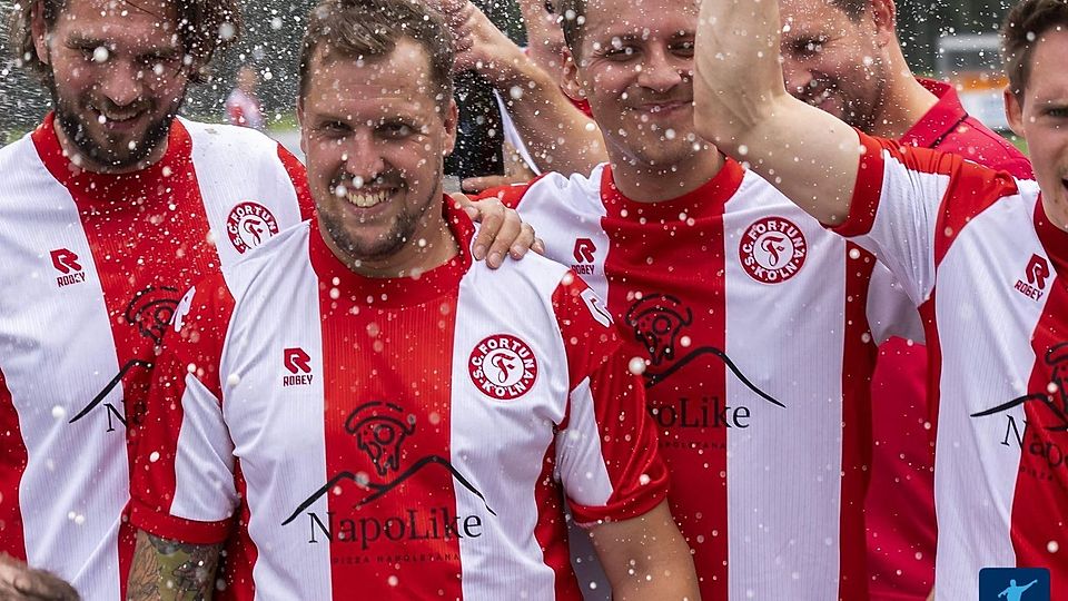 Pleyer (in der Mitte des Bildes) feiert den Aufstieg mit seinem Team