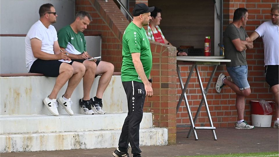 Jens Backers und Hendrik Schnieders, die Taktikchefs der SG Osterbrock/Geeste, waren zu Gast bei SG Berßen gegen SV Eintracht Emmeln, offiziell zum Hospitieren, inoffiziell vielleicht auch, um den famosen Rasenzustand zu bewundern.