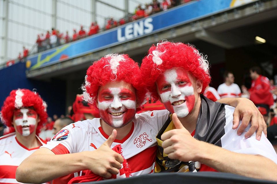 Nicht alle können so wie diese schweizerischen Fans bei der EURO 2016 vor Ort sein - aber sein Fanfeeling kann man ja beim Public-Viewing ein wenig ausleben Foto: Eibner