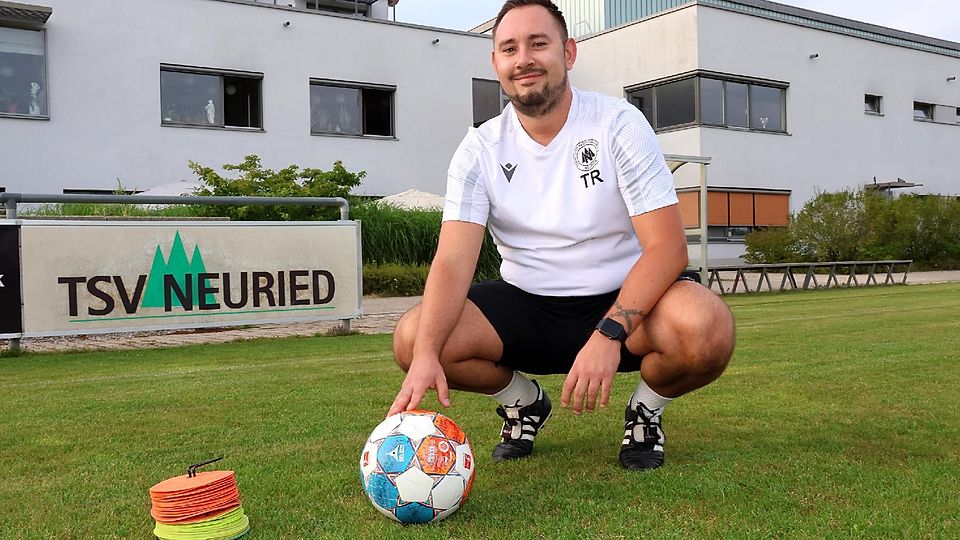So oft wie möglich auf dem Fußballplatz: Wenn Robert Schöttl nicht gerade die Neurieder U23 trainiert, schaut er sich gerne die Partien der vereinseigenen Ersten oder Amateurfußballspiele in den Landes- und Bayernligen an.