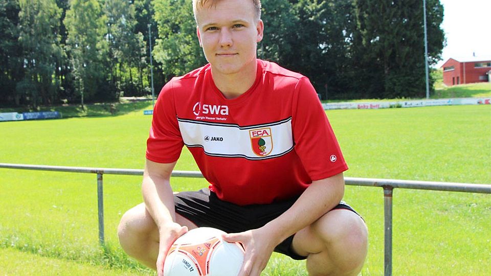 Hier auf dem Sportplatz in Lauterbach hat für Sascha Wenninger alles angefangen. Inzwischen spielt der 19-Jährige seit gut drei Jahren beim FC Augsburg. In dieser Saison gehört er zum Stammpersonal im Regionalligateam.	F.: Günther Herdin