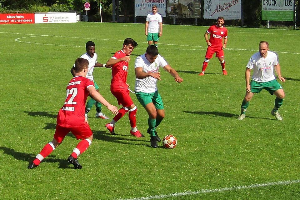 Die TSG Backnang (rote Trikots) bezwang den TSV Heimerdingen (weiße Trikots) mit 5:1. 