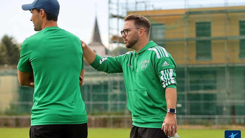Kommen gut auf der Baustelle FC Könen voran: Christian Mai (vorne) und sein Trainerkollege Stephan Schwarz.