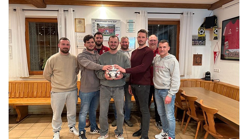 Die Weichen für die kommende Saison sind beim SSV Oberhochstatt gestellt: Andre Münzner, Patrick Weglöhner, Andreas Auernhammer, Thomas Vierke, Stefan Schmoll, Sebastian Felleiter, Bernd Himmler, Lothar Satzinger (von links) freuen sich über die neue Konstellation und auf die Zusammenarbeit.