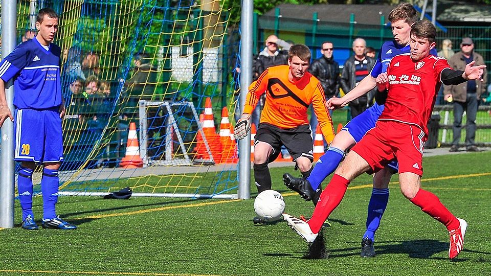 Surheides Abwehr hatte mit Geestemündes Stürmern, hier Eduard Kimmel (rotes Trikot), alle Hände voll zu tun. Am Ende klingelte es viermal im Kasten von TuSpo-Torhüter Paul Zielinski, der in dieser Szene nicht einzugreifen braucht. Adebahr-f