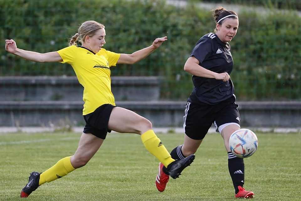 Ließen ihren Gegnerinnen nur wenig Zeit am Ball: Die Attenkirchener Fußballerinnen um Lilian Möhring (gelbes Trikot) dominierten die Partie und gewannen verdient mit 3:0.
