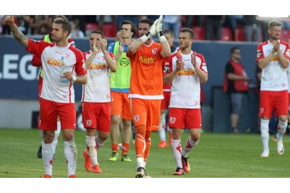 Der SSV Jahn Regensburg zeigte beim Relegations-Hinspiel tollen Teamgeist. Foto: Nickl
