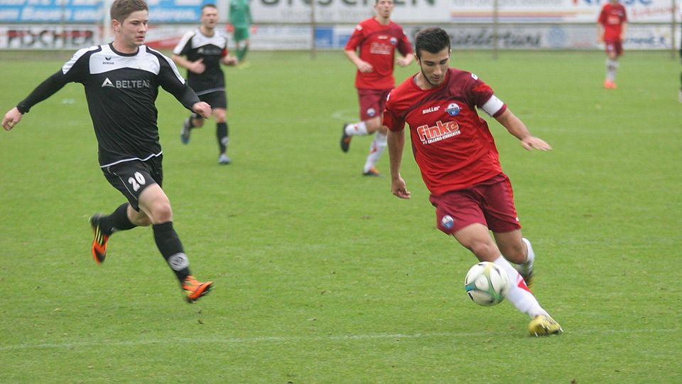 Es soll enger zugehen: Im Hinspiel war die U23 des SC Paderborn 07, um Kapitän Ahmet Aydincan, phasenweise eine Klasse besser als der Delbrücker SC, um Markus Rieger (l.). Das möchte der DSC im Rückspiel ändern.  F: Heinemann