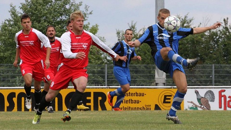 Spielszene zwischen dem damaligen VfL Eintracht Bitterfeld und dem SV Dessau 05. Mit dabei unter anderem Andreas Mieth (jetzt TSV Mühlbeck), Otto Möbius (Rot-Weiß Zerbst), Sören Barabasch (jetzt Bitterfeld-Wolfen) oder Stephan Schulze (jetzt SG Reppichau). Archiv: Rinke