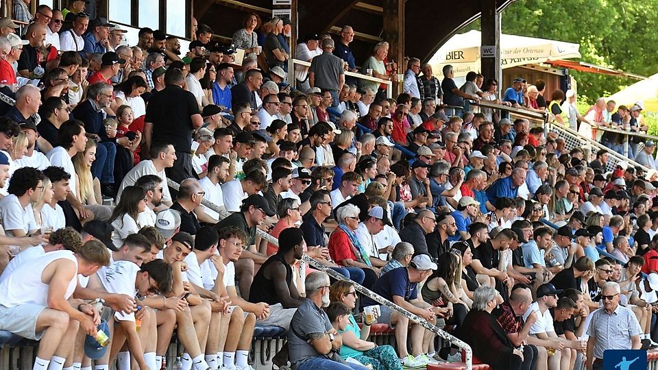 Die Oberliga-Relegation in Lahr zog rund 1.200 Zuschauer an. 