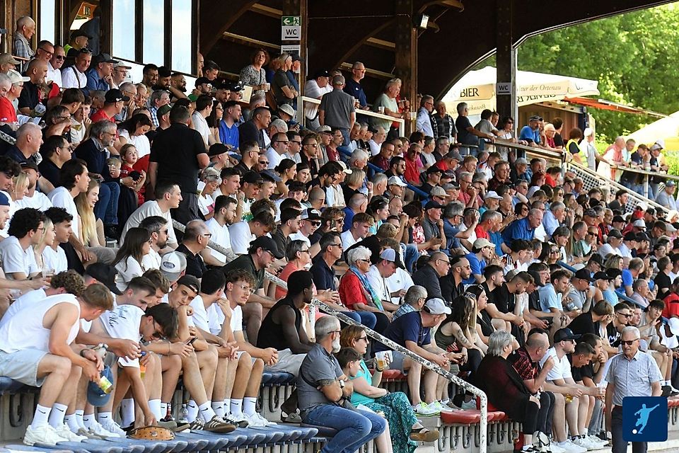 Die Oberliga-Relegation in Lahr zog rund 1.200 Zuschauer an. Die Oberliga-Relegation in Lahr zog rund 1.200 Zuschauer an.