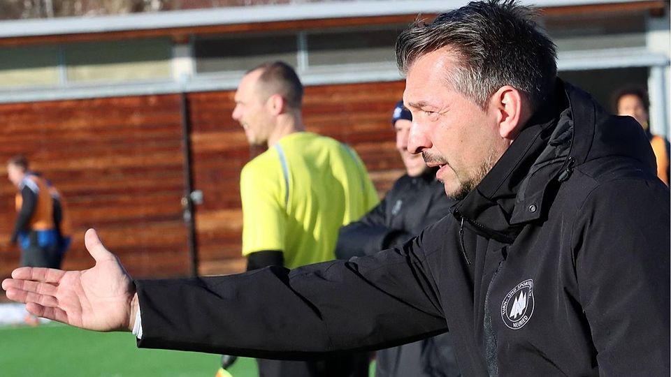 Oliver Beer, Geschäftsführer des TSV Neuried, gab gestern das neue Trainerteam bekannt.