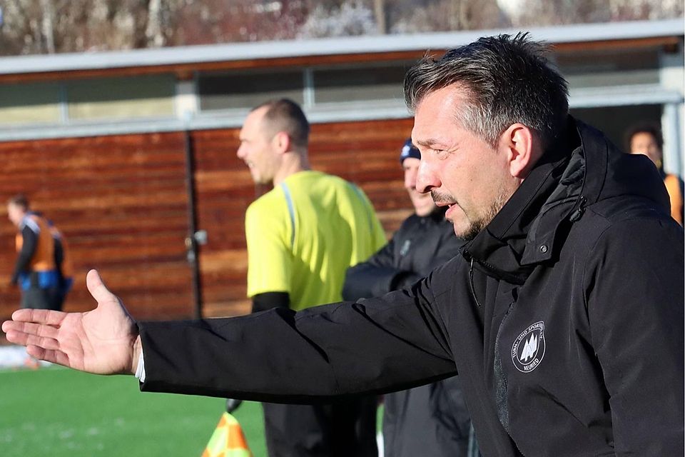 Oliver Beer, Geschäftsführer des TSV Neuried, gab gestern das neue Trainerteam bekannt.