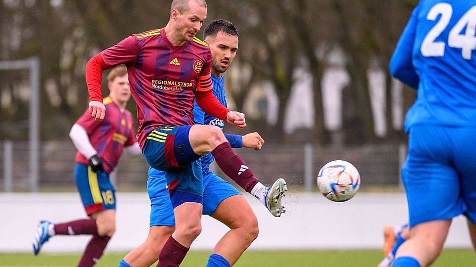 Der Grafenwöhrer Kapitän Johannes Renner (am Ball) ist einer von drei mit höherklassiger Erfahrung ausgestatteter Neuzugängen, die aus der Garnisonsstadt zur SpVgg Trabitz wechseln.