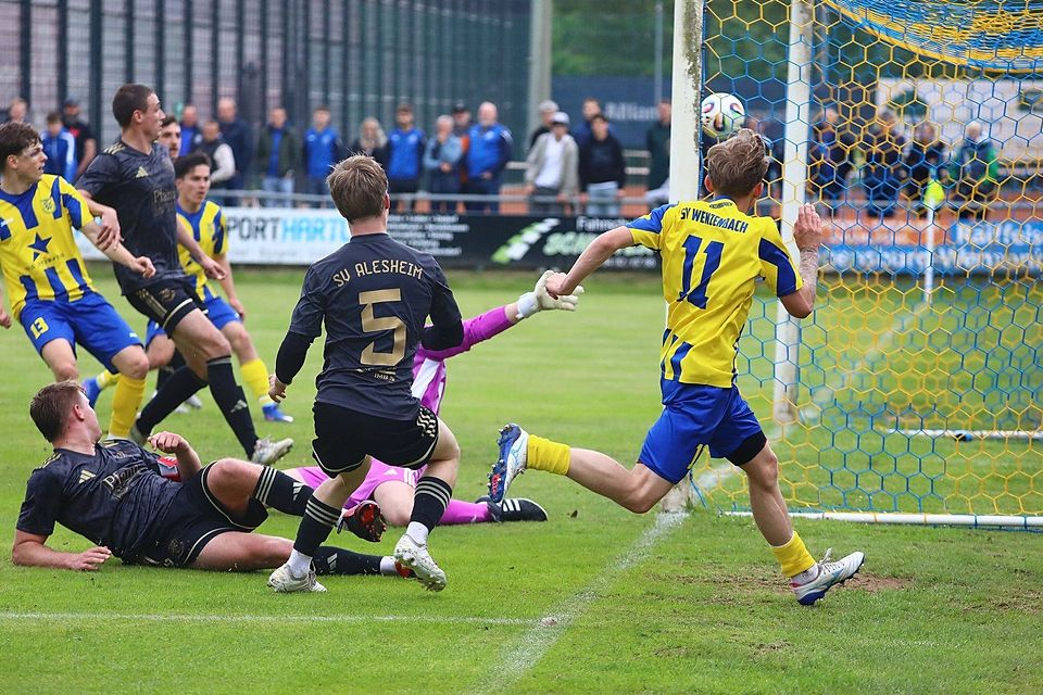Nico Sturm (Nummer 11) erzielt in dieser Szene das zwischenzeitliche 3:1 für Wenzenbach.