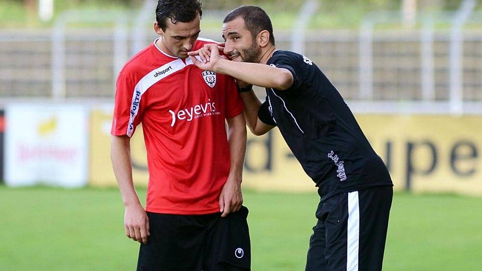 SSV-Trainer Murat Isik (rechts, hier mit Raphael Schaschko) will mit seinen Kreuzeichekickern in der Oberliga oben mitspielen.
