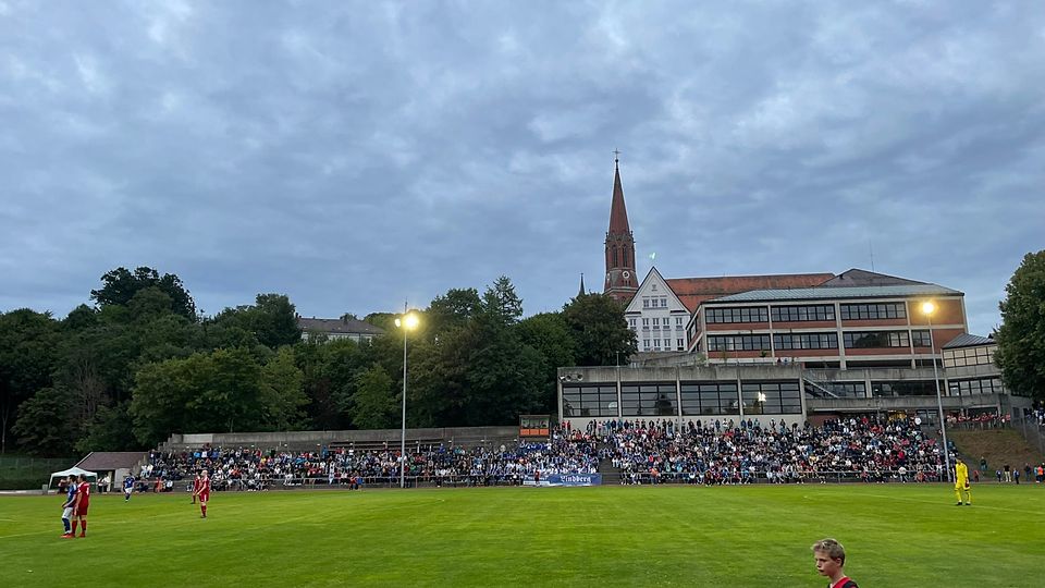 Zahlreiche Zuschauer wollten das Kreisliga-Derby zwischen dem SC Zwiesel und dem TSV Lindberg sehen 