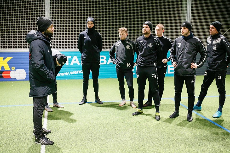 Trainer Tobias Flitsch (links) instruiert seine Schützlinge vom SC Geislingen im Training, und die hören genau zu.  Foto: Thomas Madel