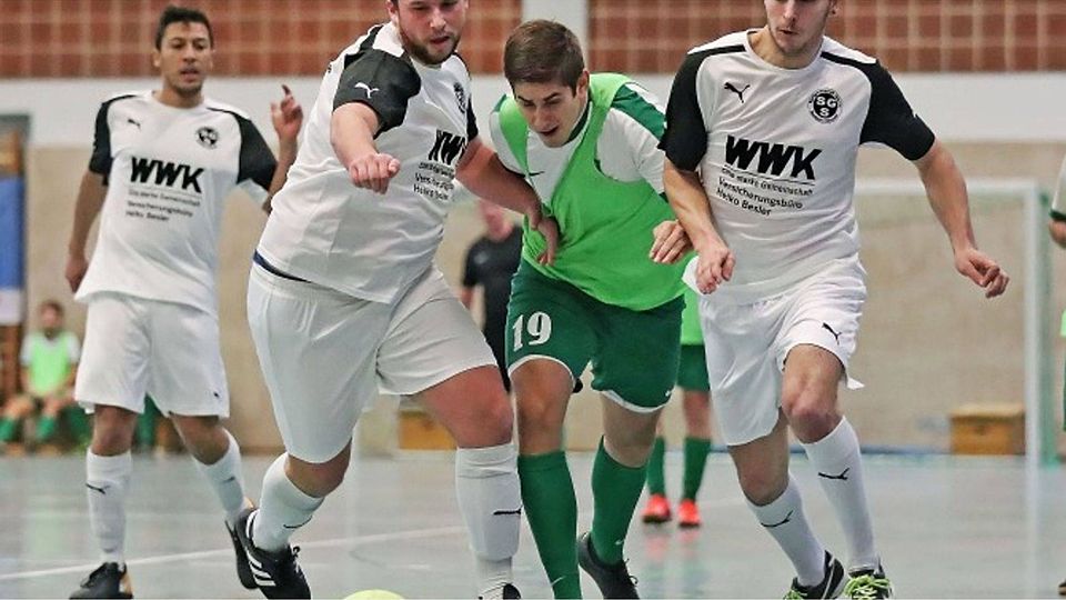 Norman Besler (vorne links) und Pascal Tschepke von der SG Sandbach nehmen den Mümling-Grumbacher Johannes Gerbig in die Zange. Die Sandbacher holten sich den Turniersieg in Höchst mit einem 5:2 im Endspiel gegen die TSG Steinbach.	Foto: Herbert Krämer