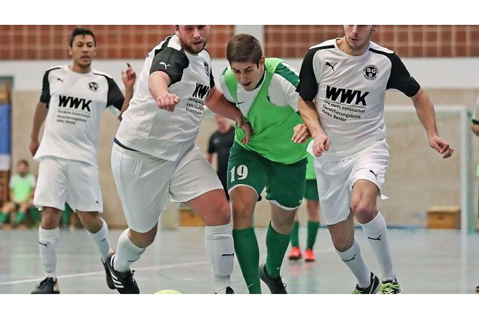 Norman Besler (vorne links) und Pascal Tschepke von der SG Sandbach nehmen den Mümling-Grumbacher Johannes Gerbig in die Zange. Die Sandbacher holten sich den Turniersieg in Höchst mit einem 5:2 im Endspiel gegen die TSG Steinbach.	Foto: Herbert Krämer