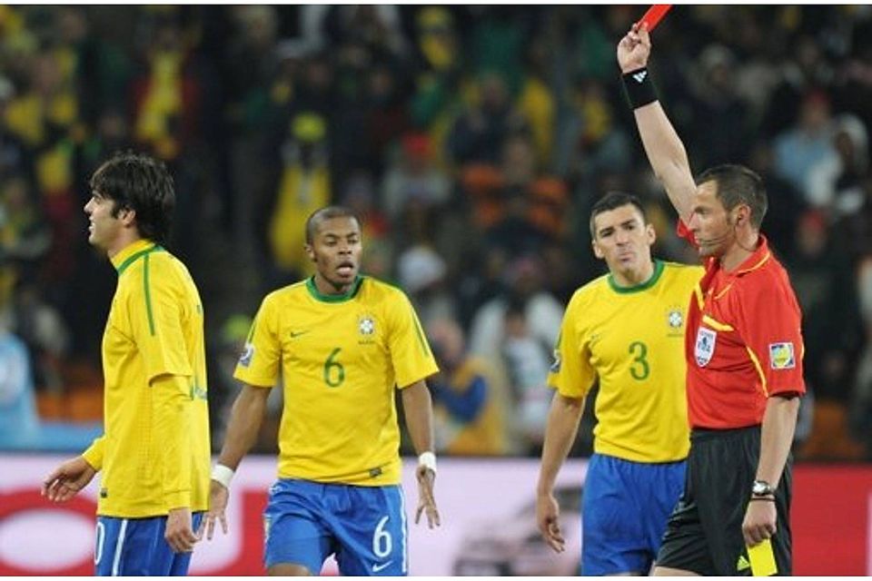 Nicht nur bei der WM, auch im Amateurfußball bringt Gelb-Rot jetzt einen Platzverweis. dpa