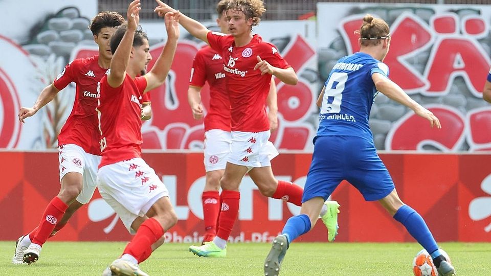 Sieht nach Jubel aus, ist aber eine Spielszene: Die U23 des FSV Mainz 05 hat derzeit viel Spaß auf dem Rasen.
