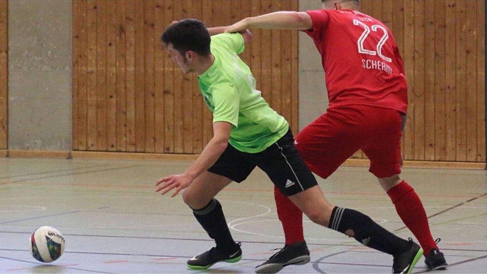 Nicht zu stoppen: Samir Neziri (im grünen Trikot, hier in der Partie gegen Jahn Regensburg) erzielte in Neuried acht Treffer für den FC Penzberg.  halmel