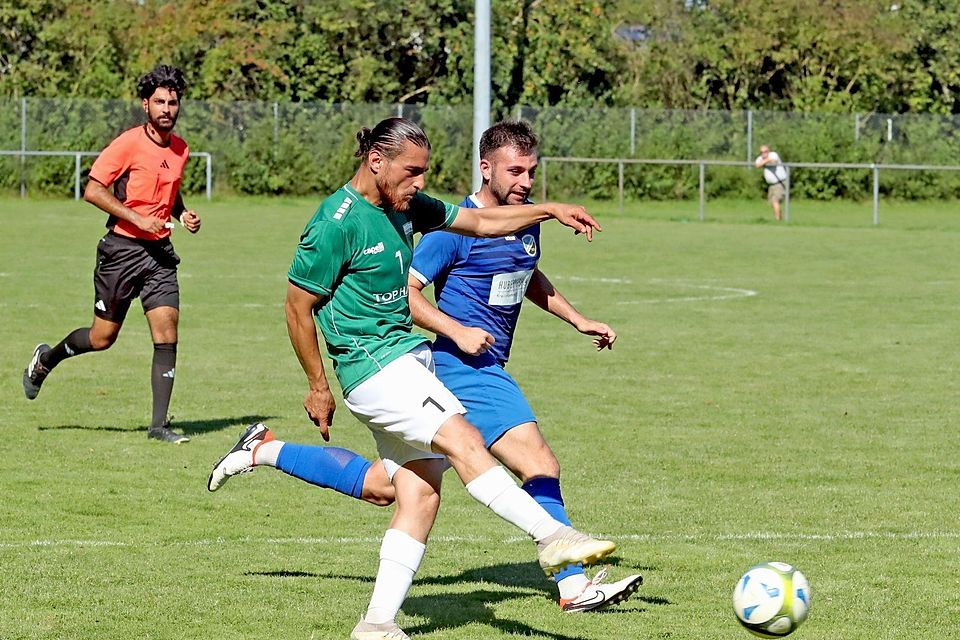 Penzbergs Murat Ersoy (l.) imd Duell mit Überraschungsmannschaft Planegg-Krailling