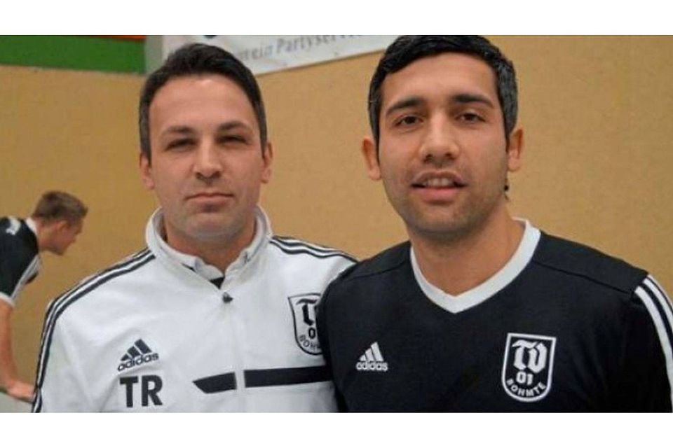 Fünfter Neuer in Bohmte: der bulgarische Abwehrspieler Vasvi Viselow (rechts) neben Trainer Nihat Derja. Foto: Hilbricht