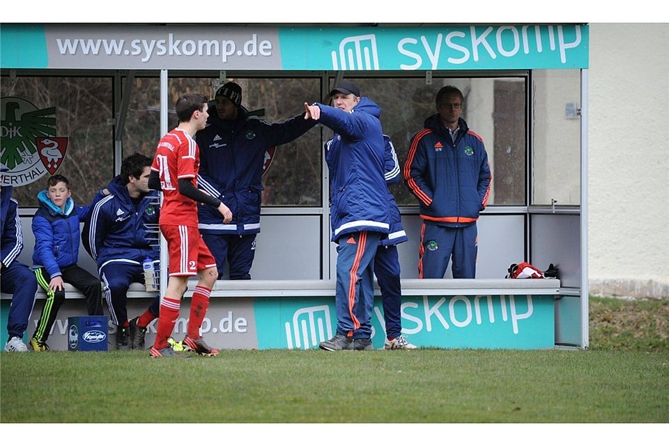 Ammerthals Coach Torsten Holm weißt seiner Mannschaft den Weg. Endlich will man auch mal auswärts punkten.  Foto: Brückmann