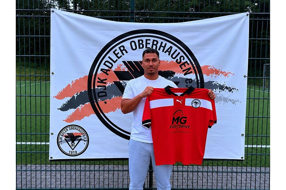 Salvatore Vinciguerra, bei seiner Vorstellung mit dem „Adler Trikot“ in der Hand. Salvatore Vinciguerra, bei seiner Vorstellung mit dem „Adler Trikot“ in der Hand.