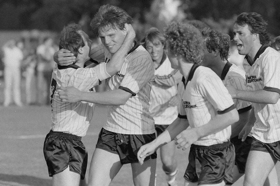 Der junge Christian Berndl (Zweiter von links) im Dress des TSV Eching: Die Mannschaft um Kapitän Hans Mühlbauer gratuliert ihm zum Treffer zum 5:3 im Entscheidungsspiel um den Aufstieg in die Bayernliga gegen den MTV Ingolstadt. Der Sieg besiegelte 1985 den Sprung ins bayerische Oberhaus.