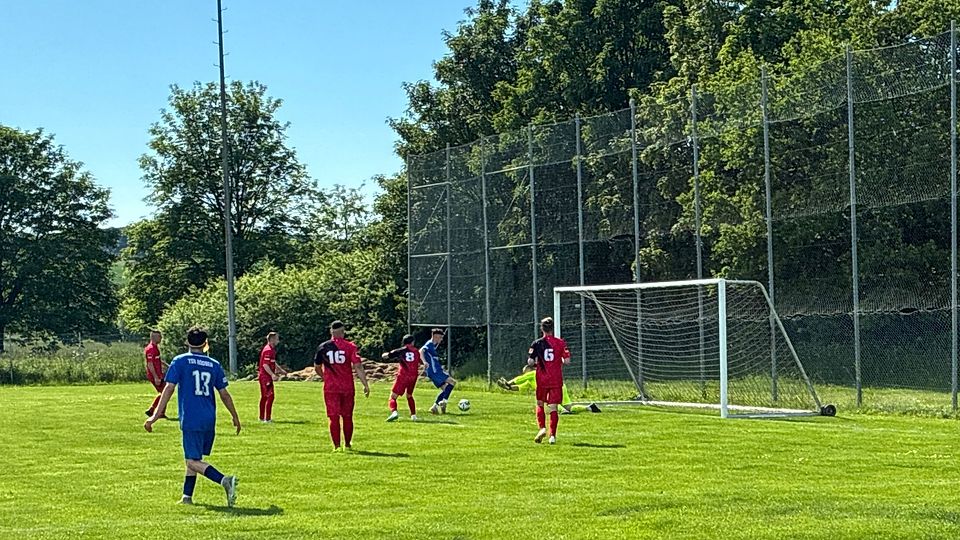 Damian Josephs netzt das goldene Tor des Tages. Vorlagengeber Korkutata beobachtet das Geschehen.