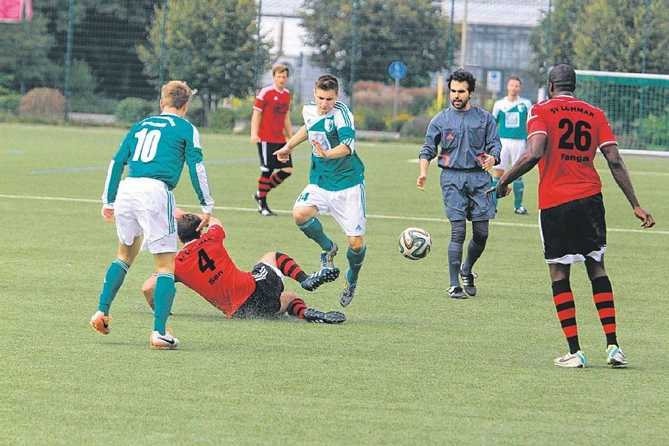 Packende Zweikämpfe wie im Hinspiel erwarten Micha Schmitz (Mitte) und seine Teamkollegen des FSV im Derby gegen Lohmar. Foto: Bröhl, Foto: Quentin Bröhl